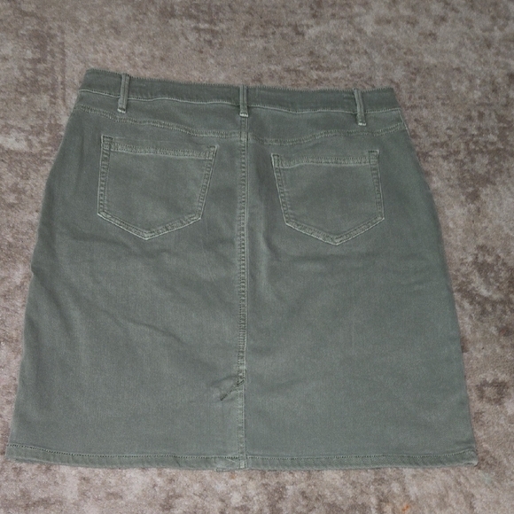 J. Jill Denim Utility Skirt

Lightwillow Size 12 - Picture 3 of 5